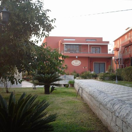 Hotel Ristorante Cordial Комизо Екстериор снимка