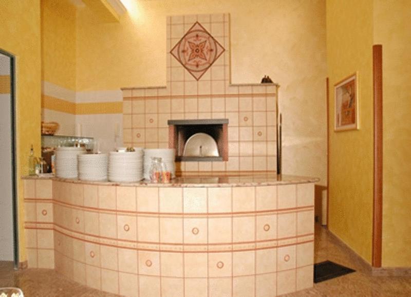 Hotel Ristorante Cordial Комизо Екстериор снимка