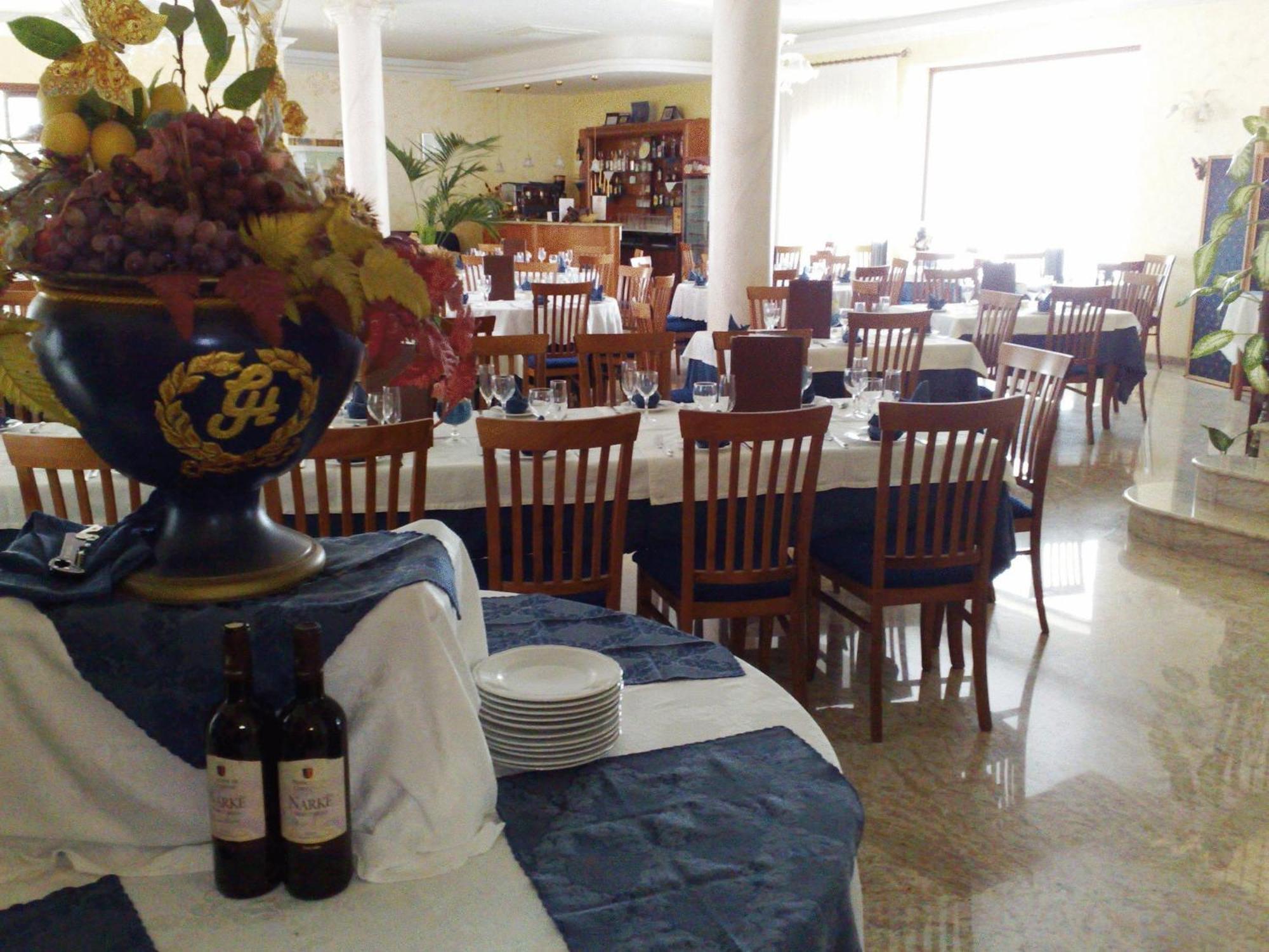 Hotel Ristorante Cordial Комизо Екстериор снимка
