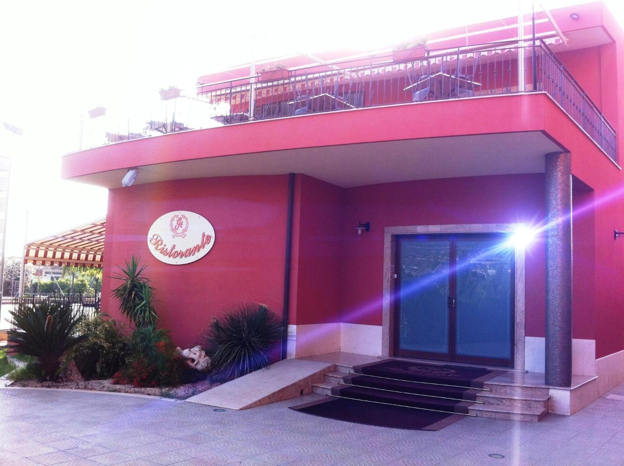Hotel Ristorante Cordial Комизо Екстериор снимка