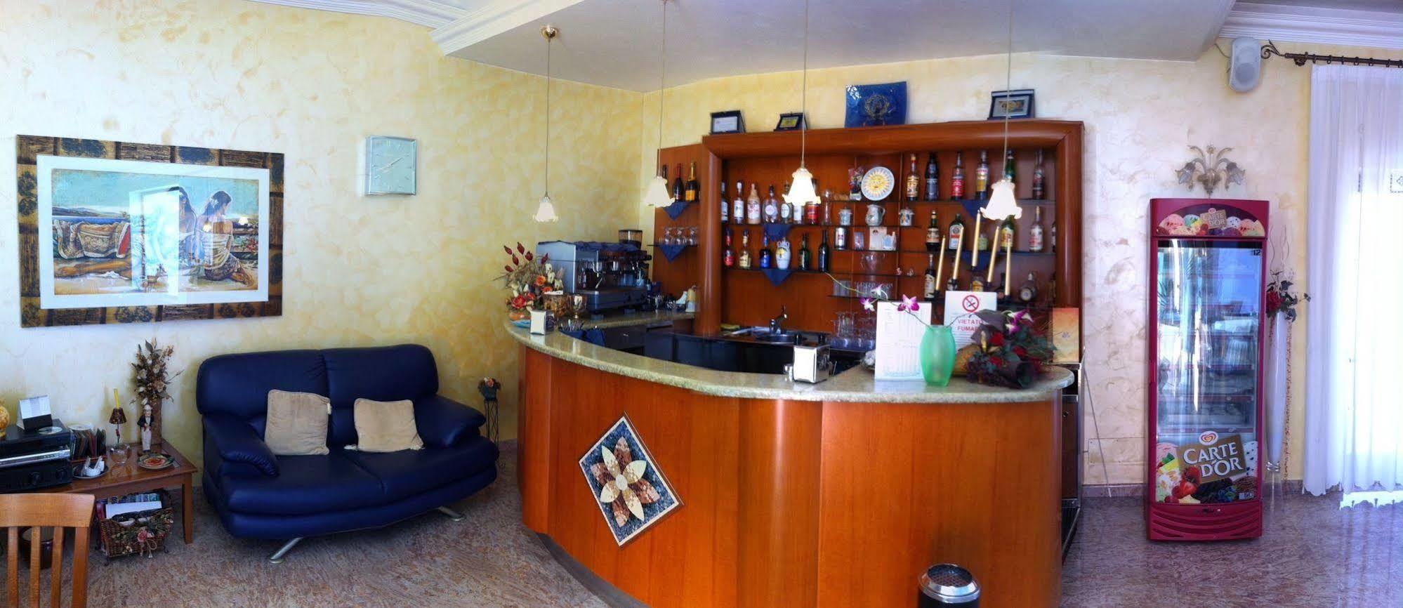 Hotel Ristorante Cordial Комизо Екстериор снимка